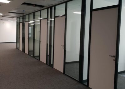 Mampara de separación entre puestos de trabajo