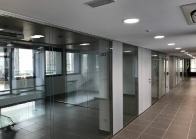 Mampara de separación entre puestos de trabajo de cristal