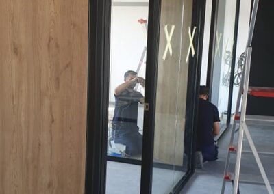 Mampara de separación entre puestos de trabajo