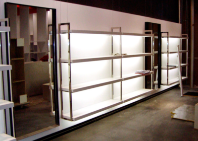 Instalación de estantería para tienda