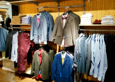 Instalaciones, en este caso de percheros y estanterías para tienda de ropa
